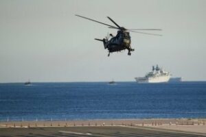 La Royal Navy llevó a cabo sus ejercicios militares en las aguas que rodean el Peñón