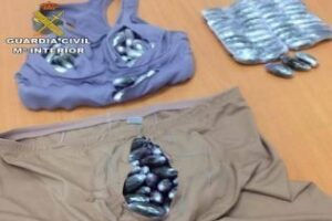 La Guardia Civil interviene casi dos kilos de hachís en un doble fondo realizado en la ropa interior