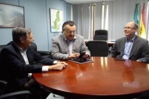 Gavino recibe al nuevo director de refinería