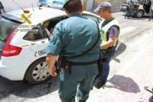 La Guardia Civil detiene al pasajero de un barco por causarle lesiones a otro