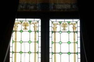 Llegan las vidrieras restauradas del ventanal central del salón de plenos