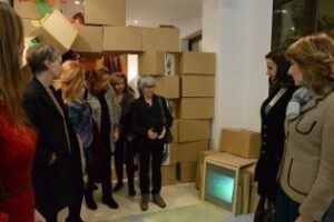 Pintor inaugura en el Kursaal la exposición Descubriendo el arte en Navidad"