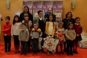 La delegada de Educación entrega los premios del concurso de tarjetas navideñas