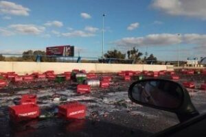 Un camión de cerveza vuelca su carga en el cruce de Los Barrios