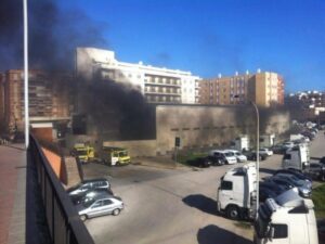 Un incendio en la estación de autobuses de Algeciras afecta a cuatro vehículos