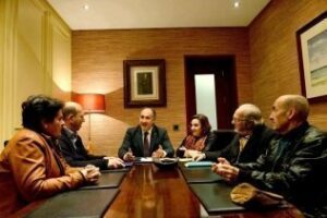 El alcalde recibe a la nueva junta directiva de FAVA