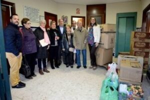 El Comedor del Padre Cruceyra recibe los alimentos recogidos en el belén viviente de Pelayo