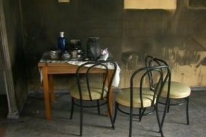 Bomberos de Algeciras extinguen un incendio en el salón de una vivienda