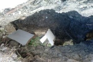 IU alerta del peligro de caída al sótano de una obra abandonada en la calle hortensia