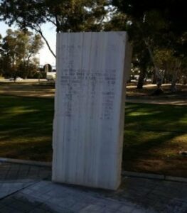 La AAVV Manuel de Falla denuncia el deterioro del monolito de la Plaza del Sol