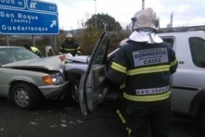 Bomberos sacan a una pareja atrapada en un accidente en la A-7