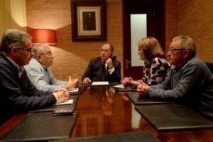 Landaluce se reúne con la Peña Cine Cómico en preparación del Carnaval Especial