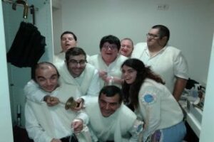 Apadis acompañado por todos los partidos en la inauguración de las viviendas tuteladas