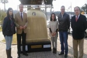 De la Torre y Casanova presiden la instalación en Castellar del contenedor de oro