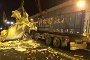 Un fallecido y varios heridos graves en un accidente en el "Túnel" de Algeciras (video interior)