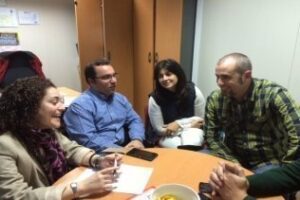 IU se interesa por el trabajo y las propuestas de la Asociación de Alzheimer