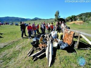 Los niños y vecinos del Campo de Gibraltar "sanan" El Monte de la Torre