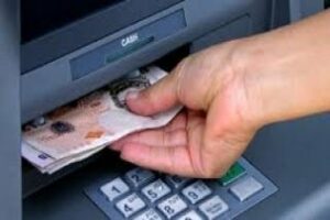 Detenido por encontrar 500  en un cajero