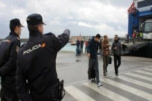 En Tarifa, la Policía Nacional detiene a una persona reclamada por Gabón