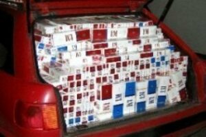 Arresto por agresión y posesión ilegal 45.000 cigarrillos