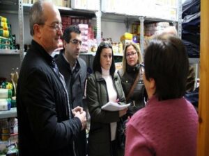 Adra informa al PSOE que el número de familias que pide ropa y comida sigue creciendo