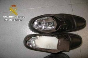 La Guardia Civil detiene a tres personas por transportar droga en dobles fondos