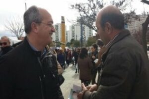 Fernando Silva acude al mercadillo para "explicar y escuchar"