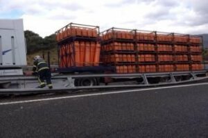 Accidente sin heridos de un camión con bombonas de propano en Los Barrios