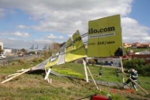 Los bomberos desmontan carteles en Algeciras ante el peligro de desprendimiento