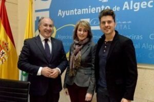 El alcalde presenta el concierto que el onubense Álvaro Díaz ofrecerá con motivo del Día de Andalucía