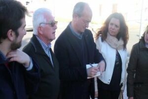 Vecinos de La Piñera demandan actuaciones en solares,aceras y limpieza