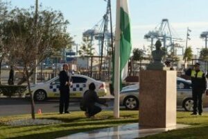 La enseña andaluza ondea nuevamente en el mástil ubicado en la rotonda de Blas Infante