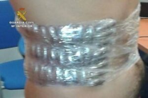 La Guardia Civil detiene a ocho personas por transportar droga adosada al cuerpo