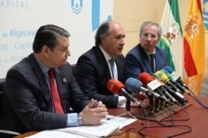 Sanz presenta "proyectos" que vende como realidades