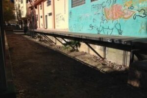 La AAVV Manuel de Falla denuncia la falta de barandilla en una calle de la barriada