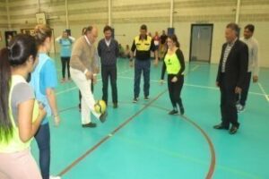Fútbol sala entre mujeres gitanas y voluntarias sociales conmemora el Día Internacional de la Mujer