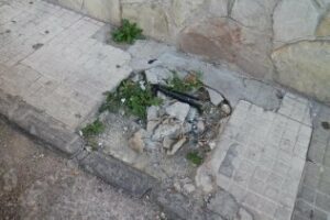 El Psoe revisa con los vecinos el ruinoso estado de las calles de La Bajadilla