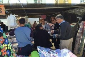 Muñoz acerca el propaganda electoral del PP al mercadillo