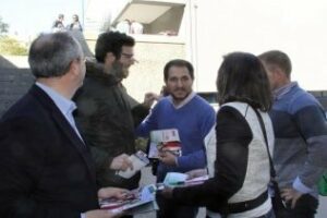 El Psoe traslada su día de campaña al mercadillo