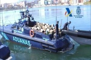 Interceptada tras colisión y persecución una "goma" con 3.200 kgrs de hachís