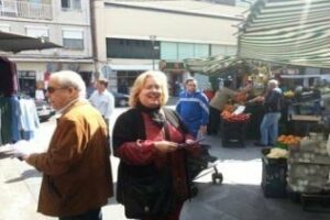 Podemos apuesta por la creación de pymes en su visita a la Plaza de Abastos