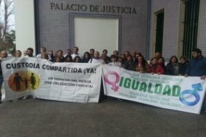 Defensores de la custodia compartida se concentran en las puertas de los Juzgados de Algeciras