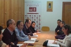 El Psoe aborda con vecinos de las 144 viviendas su dramática situación