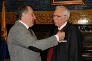 Julio Pérez recibe un homenaje en el Salón de Plenos