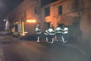 Se desploma una casa en Jimena y la unidad canina descarta personas en los escombros