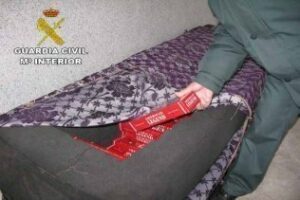 La Guardia Civil interviene 1.000 cajetillas de tabaco en un sofá