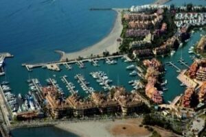 Hallan un cadáver en el puerto de Sotogrande en una embarcación de Aduanas