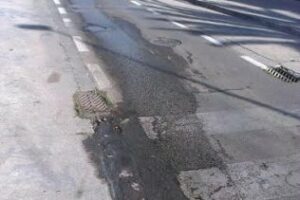 El Psoe denuncia fuga de fecales en plena calle de La Piñera
