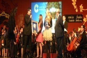 La Cantante y Actriz Algecireña Carmen Navarro premiada por La Cope como Artista Revelación