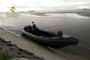 Abandonan una sospechosa embarcación en la Playa de Levante